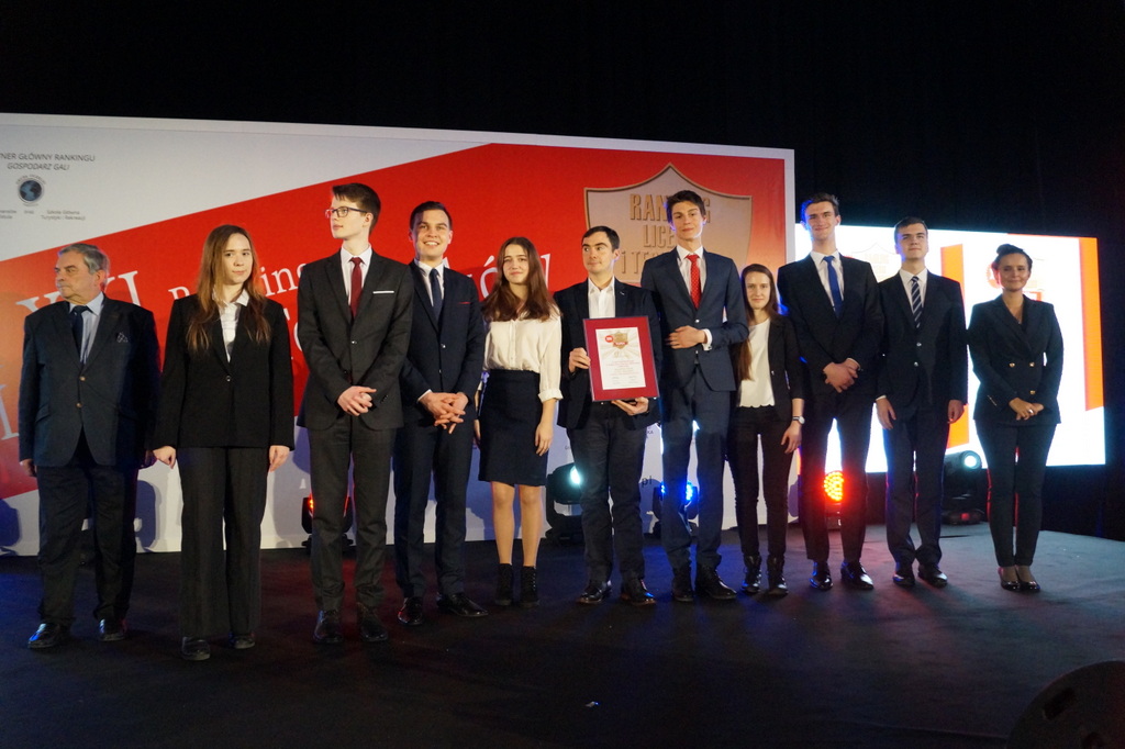 Pan dyrektor z uczniami na gali Perspektywy 2019 Pan dyrektor z uczniami na gali Perspektywy 2019