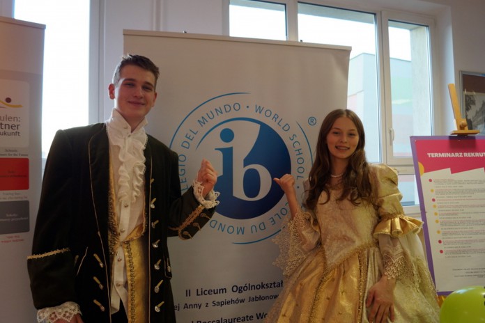 Uczniowie prezentują szkołę