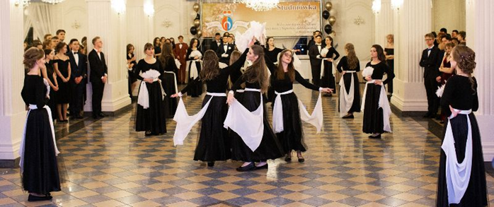 Uczniowie tańczą na studniówce