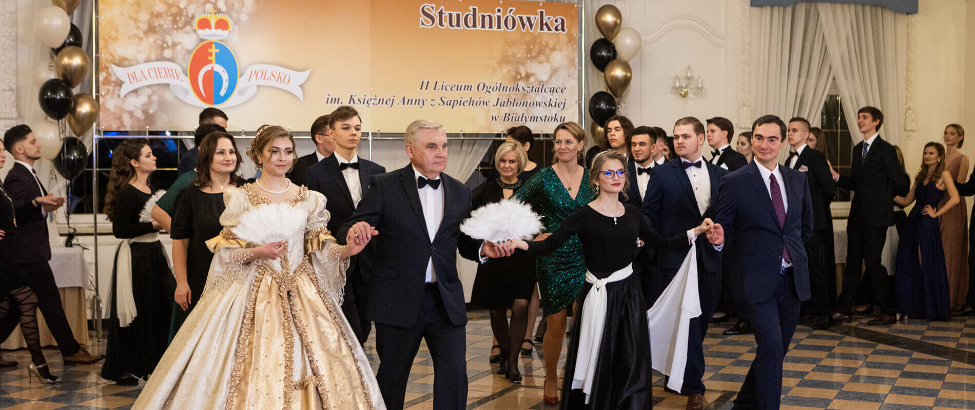 Studniówka ZSO2. Na zdjęciu maturzyści tańczący walca wraz z prezydentem Białegostoku Tadeuszem Truskolaskim.
